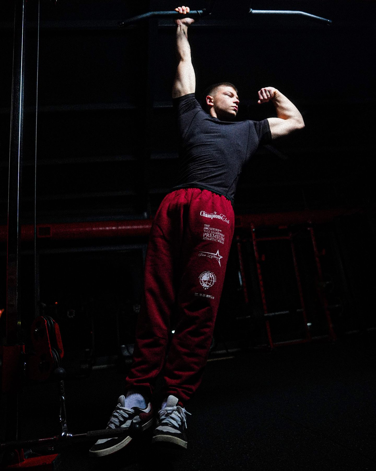 Bar üzerinde calisthenics hareketi
